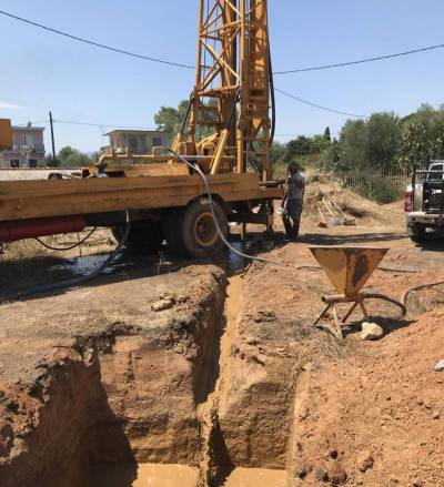 Νερό από τη γεώτρηση στη δεξαμενή του Αρι