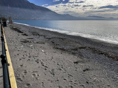 Σπασµένα ξύλα στην παραλία από την κακοκαιρία...