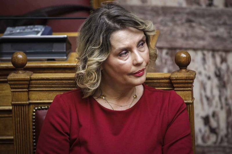 Παπακώστα: "Οι μαθητές να πολεμήσουν με τα όπλα της Δημοκρατίας"