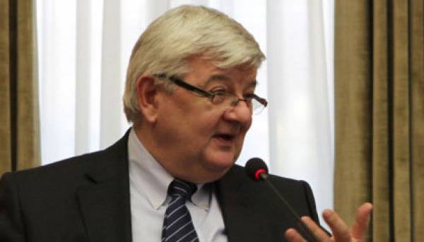 Φίσερ: Να παραδεχτεί η Μέρκελ ότι η πολιτική της λιτότητας συνετρίβη