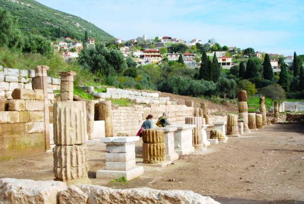 Αρχαία Μεσσήνη. Αποψη της βόρειας στοάς με βάθρα χάλκινων ανδριάντων