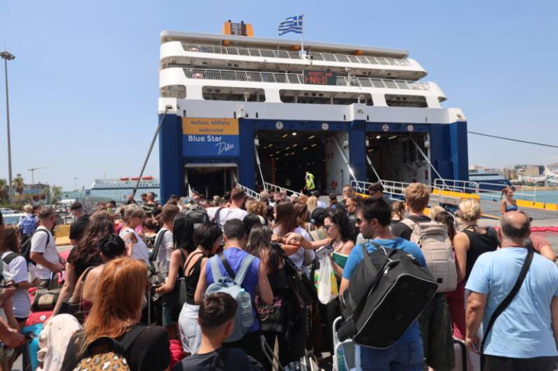 Κανονικά εκτελούνται τα ακτοπλοϊκά δρομολόγια – Συνεχίζεται το ισχυρό μελτέμι στο Αιγαίο, εξασθενεί από Τρίτη (βίντεο)