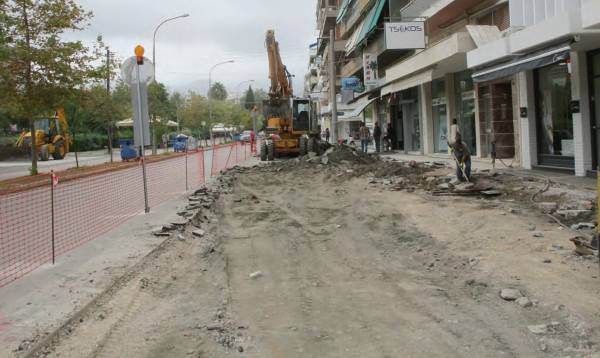 Εργασίες στο ανατολικό πεζοδρόμιο της Αριστομένους για την ανάπλαση στα "Ουζάκια"