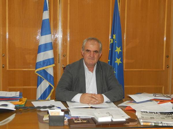 Γιάννης κερνάει (στην Αναπτυξιακή) και Γιάννης πίνει (στα δημοτικά έργα)