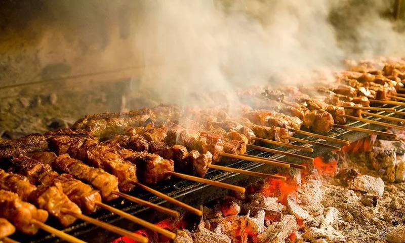 Τσικνοπέμπτη: Πού κυμαίνονται οι τιμές του κρέατος (Βίντεο)